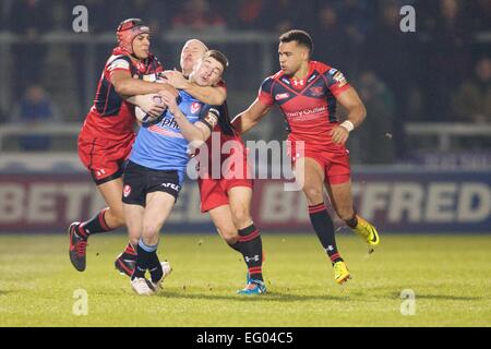 Salford, Royaume-Uni. 12 Février, 2015. Superleague Rugby. Salford Red Devils contre St Helens. St Helens center Mark Percival est abordé de haut. © Plus Sport Action/Alamy Live News Banque D'Images