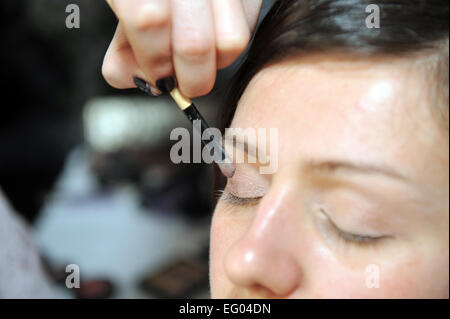 L'artiste de maquillage Ombre à paupières s'applique à une épouse. Banque D'Images