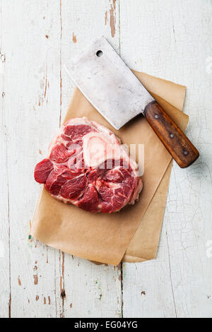 Frais de matières premières et de la queue de veau coupe croisée couperet à viande pour faire Osso Buco sur fond bleu Banque D'Images