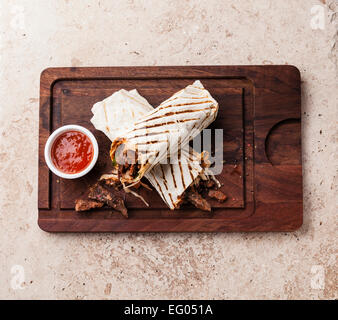 Döner Kebab grillades de viande et de légumes sur fond texturé en pierre Banque D'Images