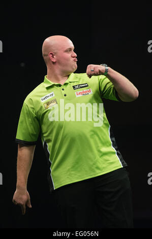 Bournemouth, Royaume-Uni. 12 Février, 2015. Betway Football Ligue 1 fléchettes. Journée 2. Michael van Gerwen célèbre sa victoire contre Stephen Bunting. Credit : Action Plus Sport/Alamy Live News Banque D'Images