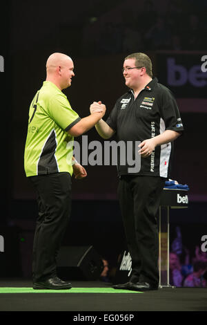 Bournemouth, Royaume-Uni. 12 Février, 2015. Betway Football Ligue 1 fléchettes. Journée 2. Michael van Gerwen est félicité par Stephen Bunting sur sa victoire. Credit : Action Plus Sport/Alamy Live News Banque D'Images