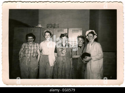 Le Canada. Dec 12, 2014. Vers les années 1940 : la reproduction d'une ancienne photo montre funny woman posing in curiepe © Igor Golovniov/ZUMA/Alamy Fil Live News Banque D'Images