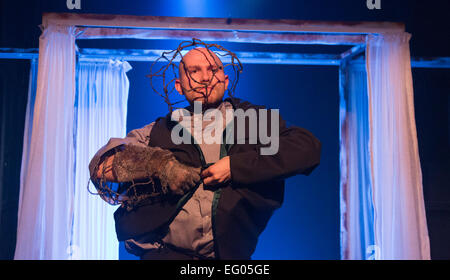 Daniel Chrisostomou comme Joseph Merrick/Elephant Man. Inspiré par l'histoire vraie de Joseph Merrick, et à la suite d'une tournée nationale, Quatrième Ensemble de singe's 'Elephant Man' s'ouvre à l'Brockley Jack Studio Theatre, Londres. L'adaptation dramatique écrit et réalisé par Steve Green se déroule du 3 au 21 février 2015 à Londres. Interprètes : Daniel Chrisostomou comme Joseph Merrick/Elephant Man, Scott McGarrick comme M. Frederick Treves ; Adam Trussell, Ami Sayers et Katie Turner remplir plusieurs rôles. Banque D'Images