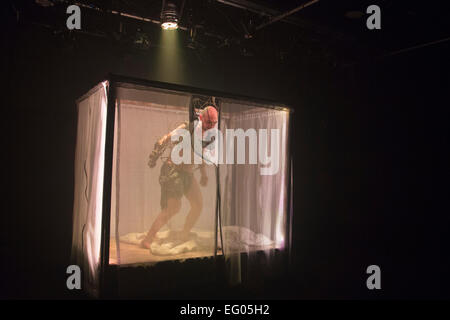 Daniel Chrisostomou comme Joseph Merrick/Elephant Man. Inspiré par l'histoire vraie de Joseph Merrick, et à la suite d'une tournée nationale, Quatrième Ensemble de singe's 'Elephant Man' s'ouvre à l'Brockley Jack Studio Theatre, Londres. L'adaptation dramatique écrit et réalisé par Steve Green se déroule du 3 au 21 février 2015 à Londres. Interprètes : Daniel Chrisostomou comme Joseph Merrick/Elephant Man, Scott McGarrick comme M. Frederick Treves ; Adam Trussell, Ami Sayers et Katie Turner remplir plusieurs rôles. Banque D'Images