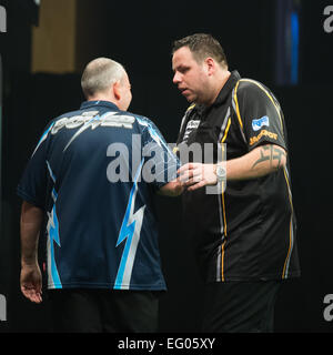 Bournemouth, Royaume-Uni. 12 Février, 2015. Betway Football Ligue 1 fléchettes. Journée 2. Adrian Lewis félicite Phil Taylor après sa victoire. Credit : Action Plus Sport/Alamy Live News Banque D'Images