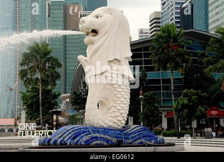 Singapour : le 70 tonnes, 26 pieds de haut, Fontaine du Merlion une tête de lion sur un corps de poisson, symbole de la ville Banque D'Images