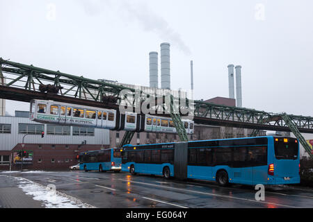 Suspension Wuppertal Schwebebahn de fer (Wuppertaler). Historique La gare a été ouverte en 1901 et est encore en usage aujourd'hui Banque D'Images