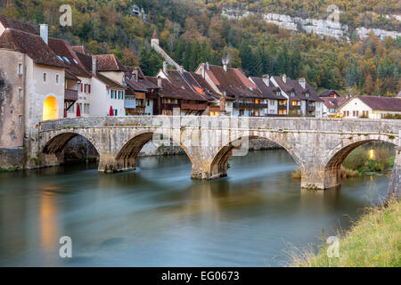 Pont sur la rivière Doubs, Saint-Ursanne, Canton du Jura, Suisse, Europe. Banque D'Images