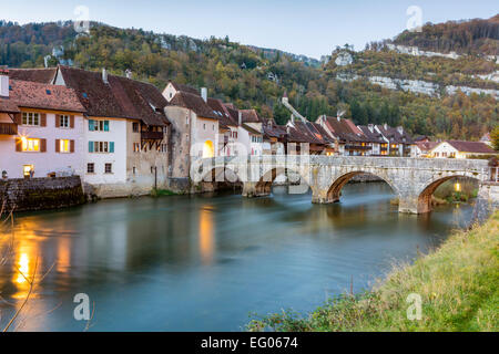 Pont sur la rivière Doubs, Saint-Ursanne, Canton du Jura, Suisse, Europe. Banque D'Images