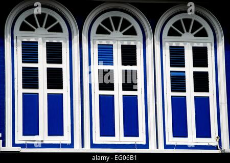 Singapour : finement restaurée du 19e siècle maison avec boutique volets bleu et blanc dans le quartier arabe Kampong Glam Banque D'Images