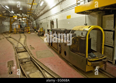 Les manœuvres du véhicule. Elle a fonctionné pendant 22 heures par jour de 1927 à 2003 et à son apogée, elle employait 220 travailleurs. Le bureau de poste de métro souterrain ð Mail Rail Ð silencieusement et avec zèle a couru sous les rues de Londres largement inaperçue pendant plus de trois quarts de siècle. Mais depuis 2003, le premier monde, sans conducteur ferroviaire électrifié a mis en sommeil d'une poignée d'ingénieurs pour le maintenir. Aux termes des nouvelles dispositions élaborées par la British Postal Museum & Archive, qui pourraient tous être sur le point de changer. Dans le cadre d'un régime de 22m € pour diffuser une nouvelle, Musée national de la poste au centre de Londres, le Br Banque D'Images