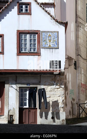 Accueil traditionnel dans le quartier Alfama de Lisbonne les plus pauvres Banque D'Images