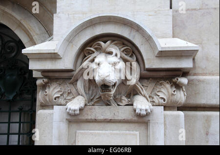 Pierre décorative lion sur la Banque Totta Santander historique immeuble de Lisbonne Banque D'Images