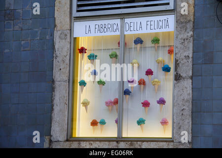 Boutique Gelato à Lisbonne avec une fenêtre d'affichage des glaces fabriqués à partir de tissus colorés Banque D'Images