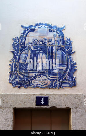 Carreaux émaillés en date du 1763 sur l'extérieur d'une maison dans le quartier d'Alfama de Lisbonne Banque D'Images