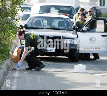 San Clemente, Californie, USA. 2e Février, 2015. Adjoints du shérif du comté d'Orange, avec un enquêteur de l'OCSD Crime Lab, a répondu au rapport d'objets suspects dans la rue, y compris ce qui semblait être une grande quantité de sang et d'une paire de lunettes cassées, le lundi matin à San Clemente. L'incident, à l'extrémité sud de la San Clemente Municipal Golf Course le long de l'Avenida Santa Margarita, à la quatrième, vert fait ressortir plusieurs unités shérif ainsi que l'hélicoptère du shérif.----Une Orange County Sheriff Crime Lab Enquêteur, portant masque et gants, recueille des éléments de preuve Banque D'Images