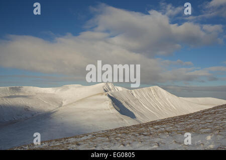 Les pics couverts de neige du maïs et du Pen Y Fan visible dans le parc national de Brecon Beacons, Galles du Sud, le Royaume-Uni, l'Union européenne. Banque D'Images