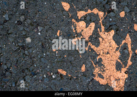 Les projections de peinture orange sur l'asphalte à Berkeley, Californie. Banque D'Images