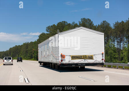 Chariot avec une charge surdimensionnée : déplacement d'une unité d'accueil remorque FEMA sur l'autoroute I-85, près de Grantville GA. Banque D'Images