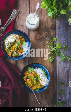 Curry d'Aubergines à la coriandre et le riz dans des bols Banque D'Images