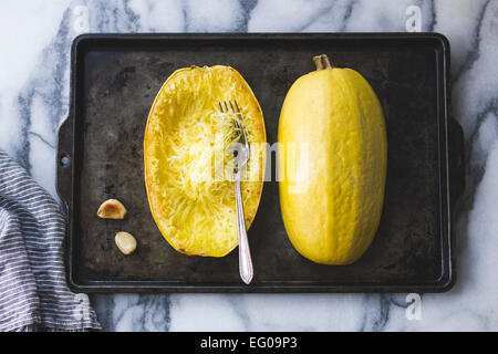 Courge spaghetti sur une plaque de cuisson Banque D'Images