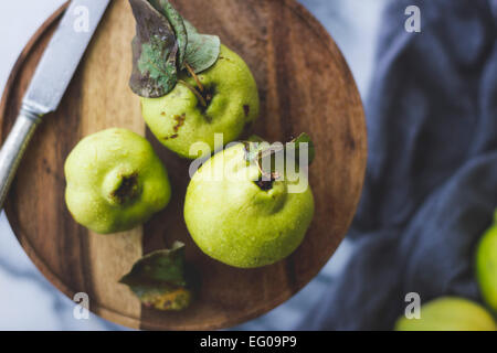 Le coing fruit on a chopping board Banque D'Images