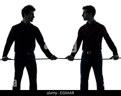 Deux jeunes hommes remorqueur de la guerre dans l'ombre fond blanc Banque D'Images