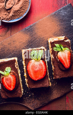 Gâteau tiramisu aux fraises tranches sur l'ardoise, la vue de dessus Banque D'Images