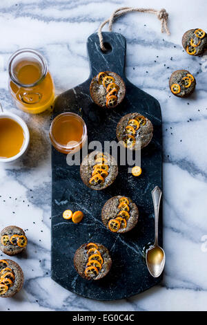 Kumquat et gâteaux de sésame noir Banque D'Images