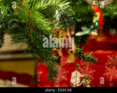 Des cadeaux de Noël sous un arbre décoré avec petit ours l'ornement. Banque D'Images