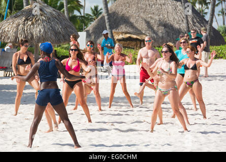 République dominicaine. Les personnes bénéficiant d'une classe de danse des Caraïbes à la Now Larimar Punta Cana Resort sur la plage. 2015. Banque D'Images