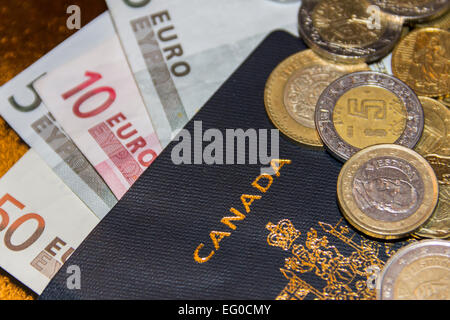 Passeport canadien et de la monnaie européenne, prêt à voyager à l'Europe. Banque D'Images