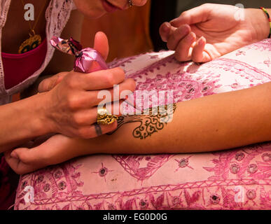 Tatouage au henné artiste au travail avec le client Banque D'Images