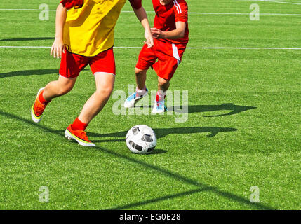 Les jeunes joueurs de soccer en action Banque D'Images