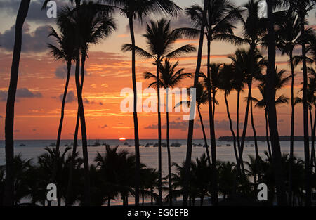 République dominicaine. Tôt le matin le soleil apparaissant sur l'horizon à Punta Cana Beach. 2015. Banque D'Images