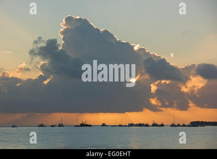 République dominicaine. Un grand et menaçant nuage tempête plane sur des bateaux amarrés près de Punta Cana Beach. 2015. Banque D'Images