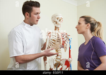 Female Patient en consultation avec l'Ostéopathe Banque D'Images