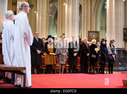 Le Roi Philippe, La Reine Mathilde, le Roi Albert, La Reine Paola, la Princesse Astrid, le Prince Lorenz, La Princesse Claire et la Princesse Esmeralda de Belgique lors de la messe pour commémorer le décès de membres de la famille royale belge, à la cathédrale de Laeken, Bruxelles, Belgique, 12 février. Photo : Patrick van Katwijk/ POINT DE VUE - PAS DE FIL - SERVICE Banque D'Images