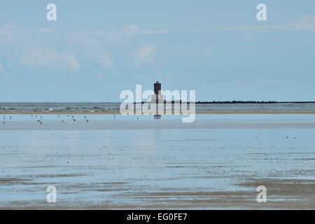 Phare lointain dans le nord de l'île, Minsener Oog à la fin de l'épi A, 20 août 2013 Banque D'Images