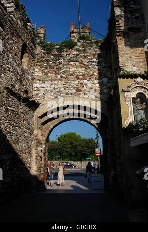 Les murs de la ville de Lazise. Lazise est situé sur la côte sud-ouest du lac de Garde. Dans le 11e siècle Lazise était un port important. Photo : Klaus Nowottnick Date : 27 août 2014 Banque D'Images