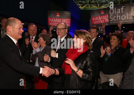 Hambourg, Allemagne. 12 Février, 2015. Premier maire de Hambourg et le premier candidat du parti SPD, Olaf Scholz (L), le sénateur de Hambourg merci pour la santé et la protection des consommateurs Cornelia Pruefer-Storcks (SPD) et d'autres membres du Sénat, après son discours à la fin de la campagne pour les élections de l'état de Hambourg, Allemagne, 12 février 2015. À Hambourg, les élections auront lieu le 15 février. Photo : Christian Charisius/dpa/Alamy Live News Banque D'Images