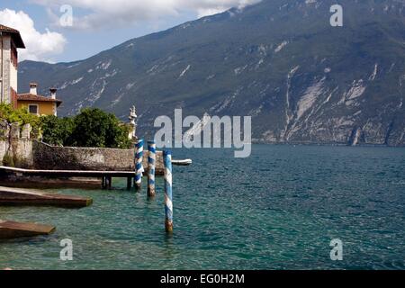 Baie de Limone sul Garda. Limone sul Garda est situé sur la rive ouest du lac de garde dans la province de Côme dans la région Lombardie en Italie. Photo : Klaus Nowottnick Date : Août 28, 2014 Banque D'Images