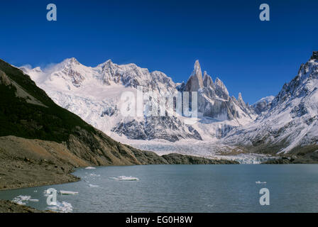 Vue panoramique des montagnes de neige qui descend dans un lac Banque D'Images