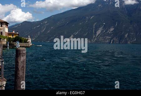 Baie de Limone sul Garda. Limone sul Garda est situé sur la rive ouest du lac de garde dans la province de Côme dans la région Lombardie en Italie. Photo : Klaus Nowottnick Date : Août 28, 2014 Banque D'Images