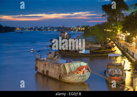 Bateaux sur la rivière Ben Tre Ben Tre, au coucher du soleil, Delta du Mékong, Vietnam Banque D'Images