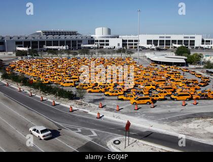 USA, Florida, Miami, l'aéroport par taxi Banque D'Images