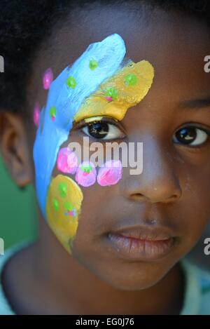 Portrait d'une fille avec de la peinture pour le visage Banque D'Images