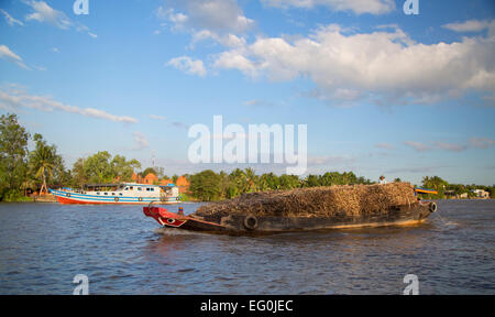 Bateaux sur la rivière, Ben Tre Ben Tre, Delta du Mékong, Vietnam Banque D'Images