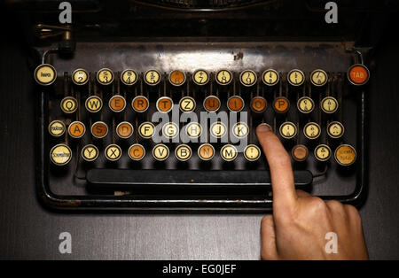 Détail de l'horizontal de la couleur d'un vieux clavier à la machine, et deux mains. Banque D'Images